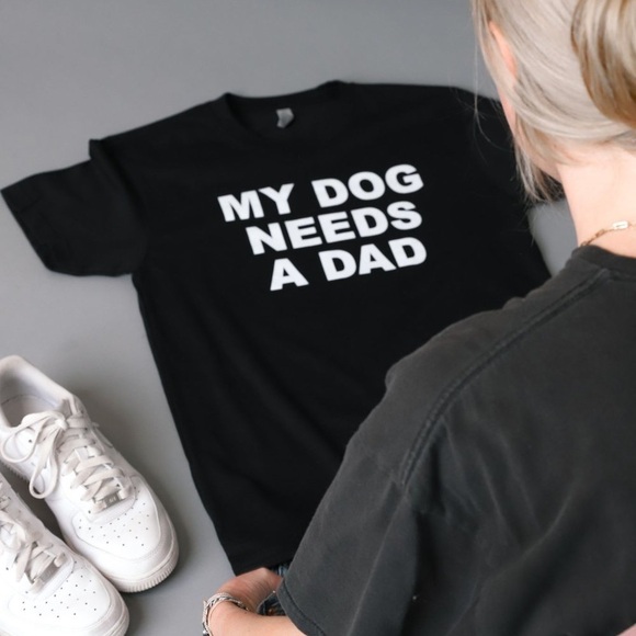 Crewneck Funny Gift for Single Girls Women Medium My Dog Needs A Dad - Picture 1 of 7